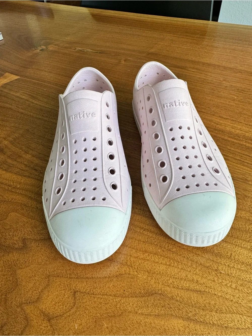 Native Shoes Kids Slip-On Sneakers in Light Pink and White. Size J1